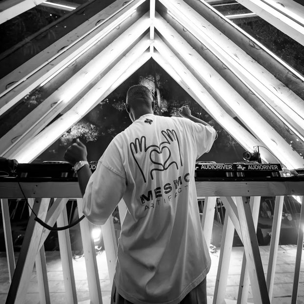 <h3>SEEN IN MESMO<br/>SHIMZA</h3>